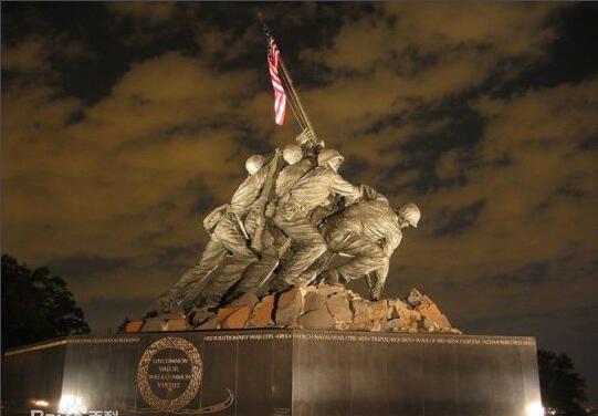 硫磺岛战役：美军士兵在折钵山竖起国旗背后的故事