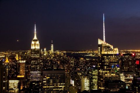 美国纽约市曼哈顿地区13日晚突发大面积停电